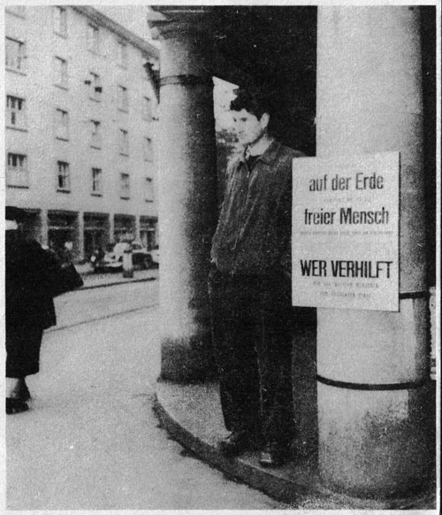 Ralf Winkler mit Plakat am Kreuzplatz Zrich 1958